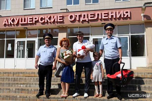 В Орле полицейские помогли беременной женщине доехать до родильного дома