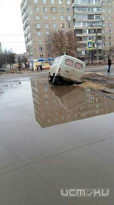 На Приборостроительной образовался разлом дороги