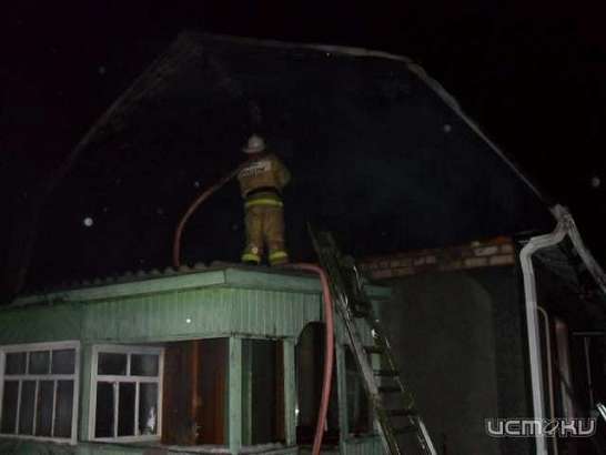 В поселке Хомутово горел дом на двух хозяев