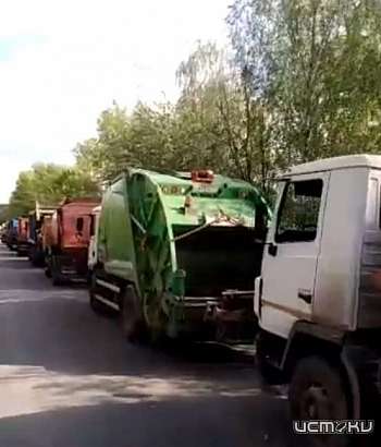 У завода"ЭкоСити" замечена очередь из мусоровозов