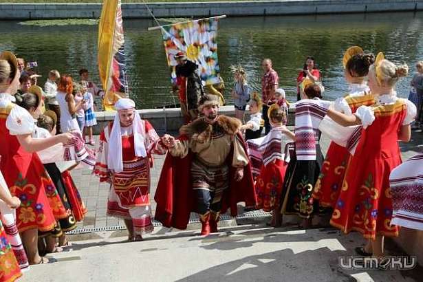 Фоторепортаж: в Орле отметили День семьи, любви и верности Фоторепортаж: в Орле отметили День семьи, любви и верности