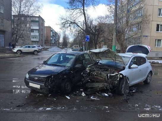 Жесткое столкновение: во Мценске «Лада» не пропустила иномарку