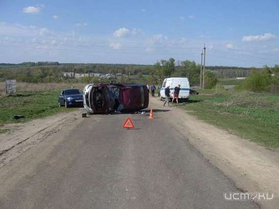 В Орловской области автоледи въехала в стоящий автомобиль