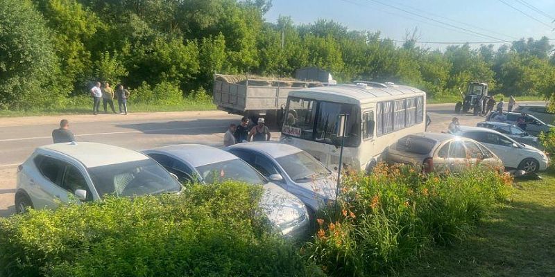 дтп Под Орлом после столкновения с трактором автобус протаранил несколько легковушек