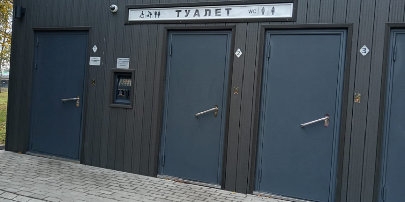 Новый туалет в Сквере семьи в Орле уже в ремонте