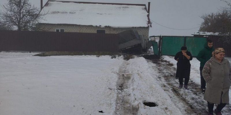 На Орловщине водитель грузовика улетел с трассы и снес забор частного дома