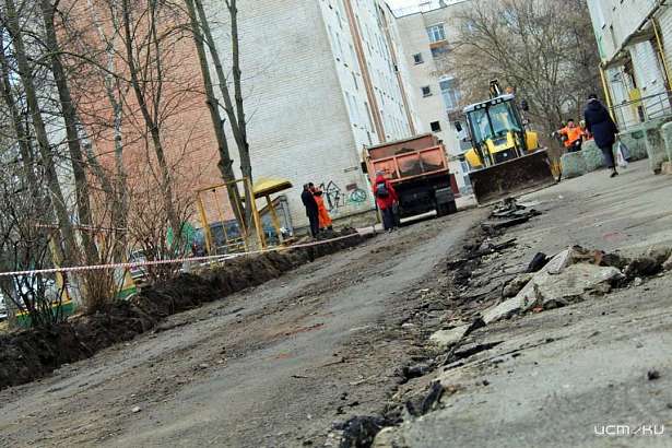 Парахин решил асфальт во дворах в Орле заменить на плитку