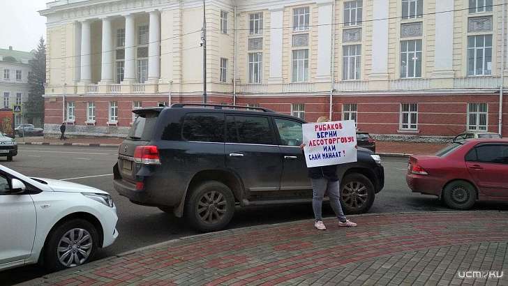 Фотофакт: орловчанка предложила депутату Рыбакову «сдать мандат»