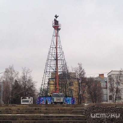 В Орле началась установка главной елки города