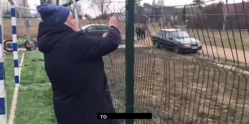 «Беда не приходит одна». В д. Леженки проблемы с дорогой привлекли и затопление детской и спортивной площадок