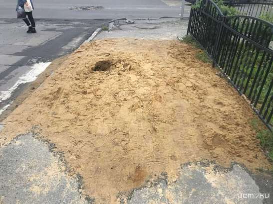 В Орле провалившийся асфальт "починили" с помощью песка