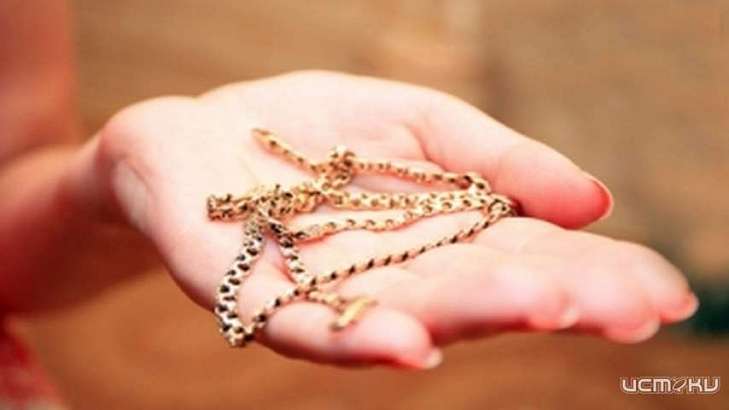 На остановке в Орле средь бела дня с женщины сорвали золотую цепочку