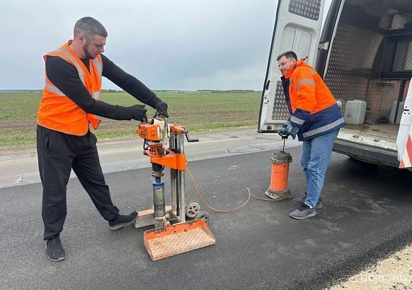 "Орелгосзаказчик" контролирует качество укладки асфальта на трассе "Орел-Ефремов"