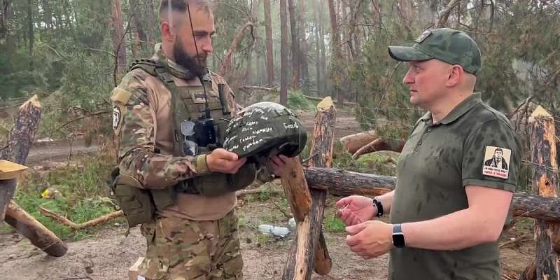 Орловские разведчики передали в музей каску, которая спасла жизни бойцов в ходе СВО