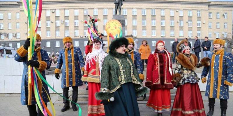 Поели блинов и сожгли чучело: орловчане отпраздновали Масленицу