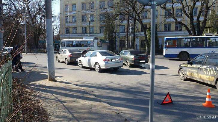 Кто кого догнал: в Орле столкнулись две попутные иномарки