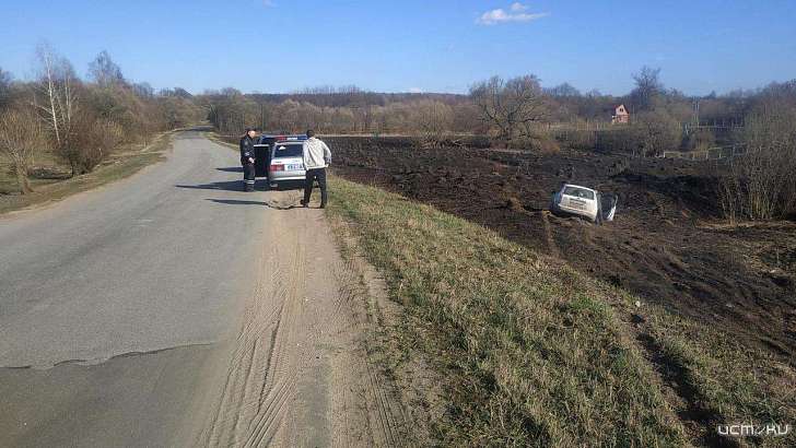 На Орловщине перевернулся автомобиль с двумя людьми