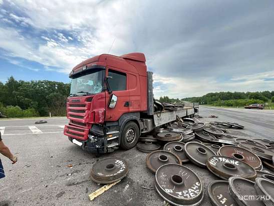 На орловской трассе столкнулись микроавтобус «УАЗ» и тягач «Scania», груженный дисками вагонных колес