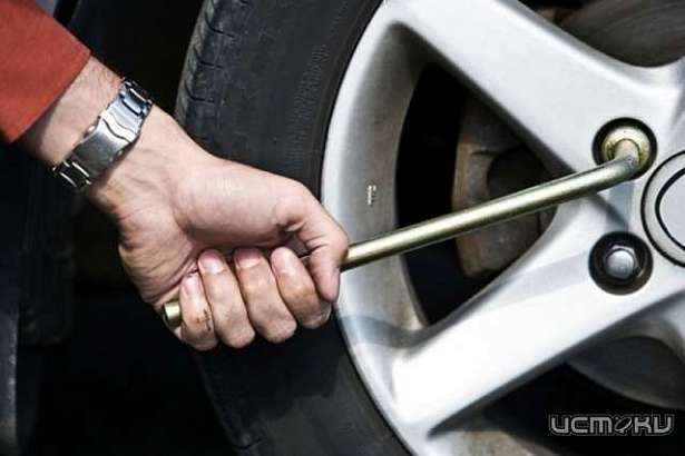 «Большой куш». Двое жителей Верховского района были пойманы за кражу колёс с авто