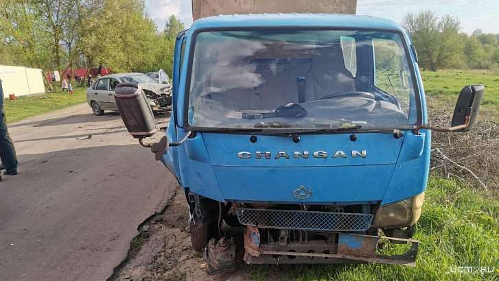 В Свердловском районе грузовик столкнулся с легковушкой. Есть пострадавший