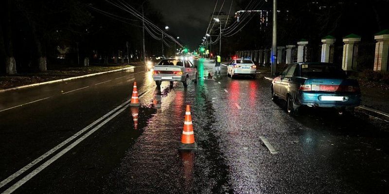 В Орле автомобиль сбил женщину, делающую фото ДТП, в которое она попала