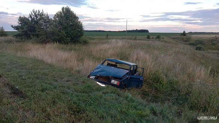 В Орловской области «семерка» улетела с трассы и опрокинулась