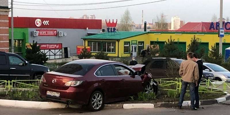 В Орле пьяный водитель «Мазды» вылетел на клумбу и повредил припаркованные авто