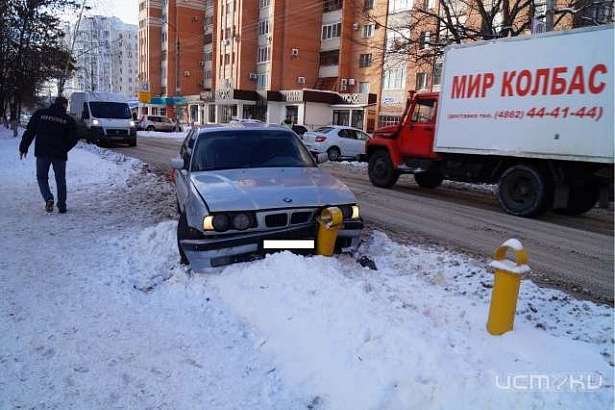 В Орле водитель БМВ врезался в дорожное ограждение
