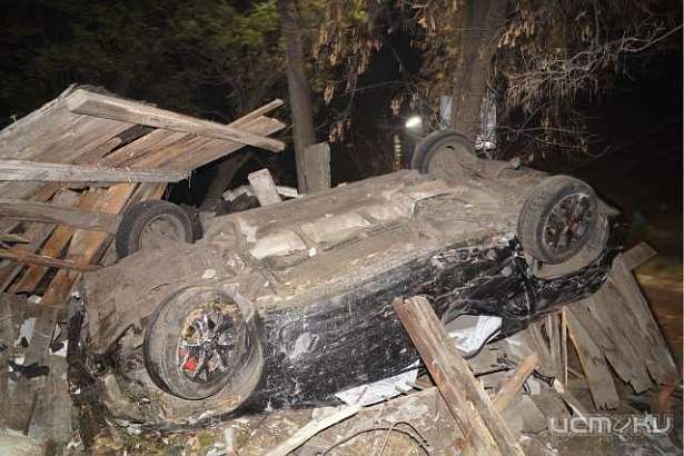 В Орле «Мазда» снесла забор и перевернулась