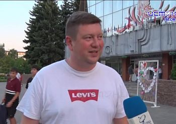 Хоть концерта не было, но жители Северного района собрались у центра "Металлург". Как там отметили День города
