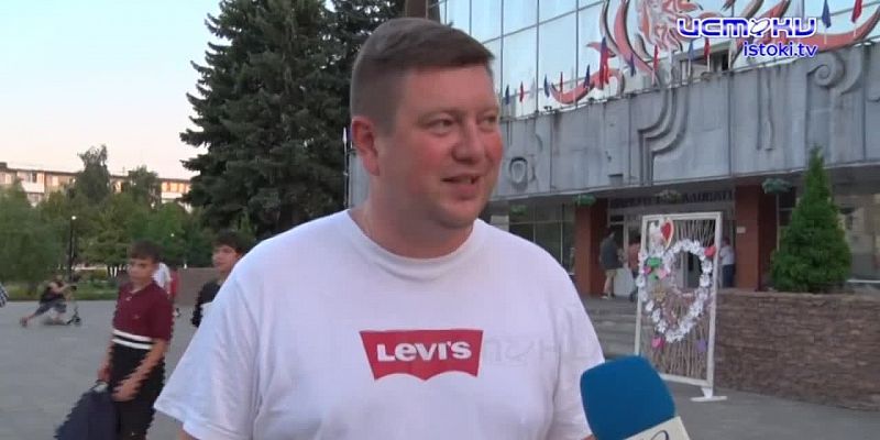 Хоть концерта не было, но жители Северного района собрались у центра "Металлург". Как там отметили День города