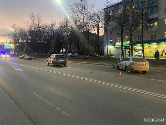 В Орле четыре автомобиля столкнулись из-за выезда на «встречку» одного из них