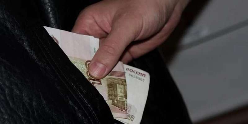 Коллега украл у орловчанина деньги из одежды