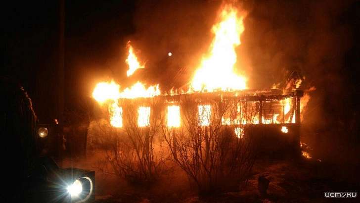 Фотофакт: в выходные на Орловщине полыхала дача