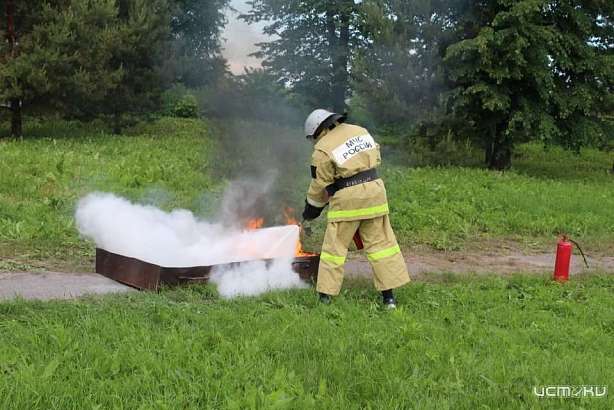 Орловские спасатели напоминают: огнетушитель может спасти жизнь
