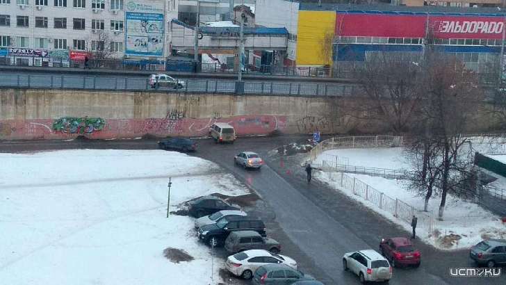 Фотофакт: в Орле водителя микроавтобуса остановил Октябрьский мост