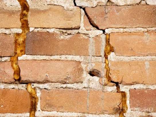 Орловчанин сделал лаз в кирпичной стене, чтобы украсть колеса