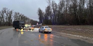 На трассе под Орлом лоб в лоб столкнулись легковушка и грузовик. Один из водителей попал в больницу На трассе под Орлом лоб в лоб столкнулись легковушка и грузовик. Один из водителей попал в больницу