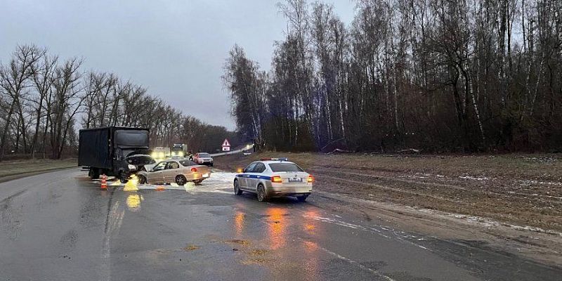 На трассе под Орлом лоб в лоб столкнулись легковушка и грузовик. Один из водителей попал в больницу