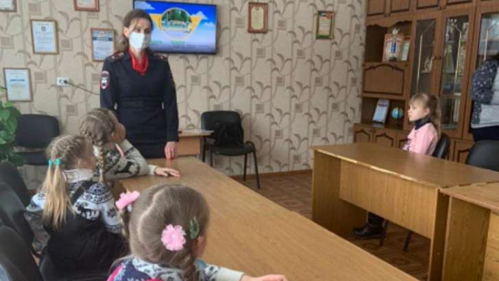 Орловские полицейские рассказали детям об опасностях перехода дороги в наушниках 