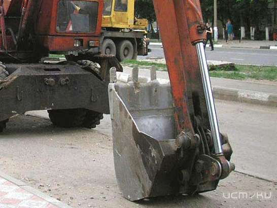 В Кромах водитель «Газели» врезался в экскаватор