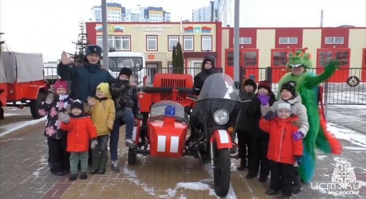 «Волшебная пожарная машина» подарила радость особенным детям из Орла 