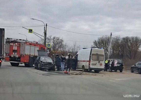 Серьезное ДТП случилось накануне вечером на пересечении Карачевского шоссе и ул. Емлютина 