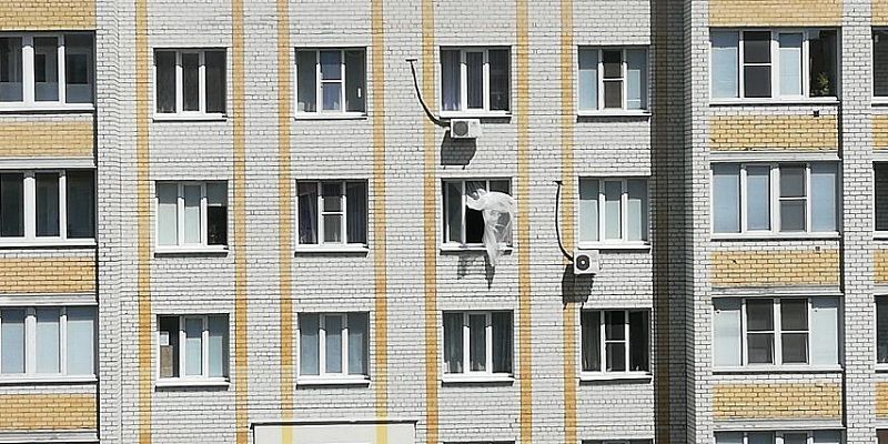 ребенок выпал из окна суд Во Мценске мать будут судить за падение двухлетнего ребенка из окна