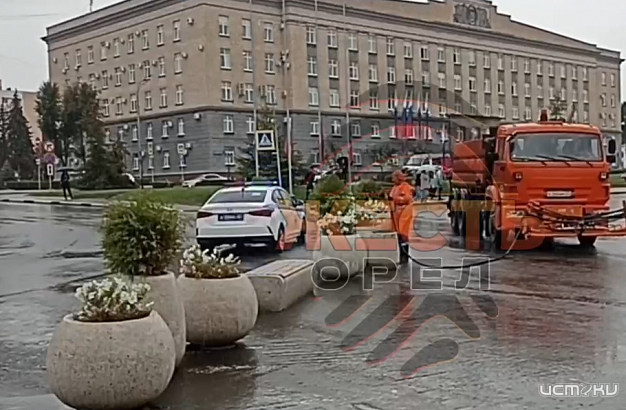 Орловские коммунальщики поливали клумбы в ливень