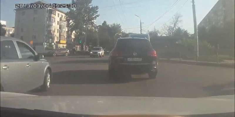 Несся по встречке: в День города орловчане засняли безумный троллейбус