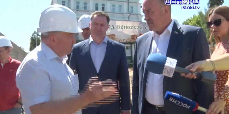 Движение будет в три полосы в каждую сторону. По одной из них займут трамвайные пути. Депутаты и журналисты оценили ход работ на Красном мосту в Орле