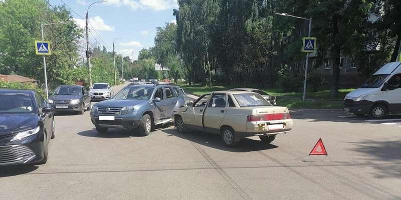 Вылетел из-за поворота: в Орле девушка попала в ДТП по вине водителя «Рено»