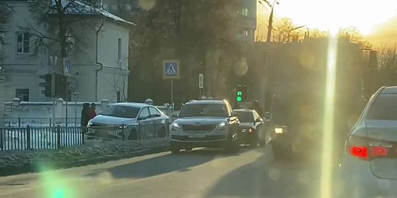 Видео: в Орле иномарка вылетела на заснеженный тротуар