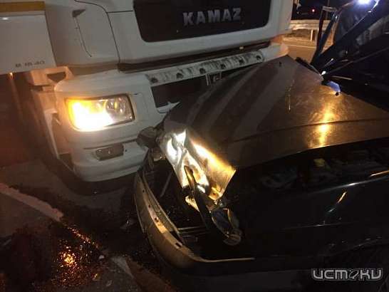 Под Орлом столкнулись «легковушка» и КАМАЗ. Три человека пострадали